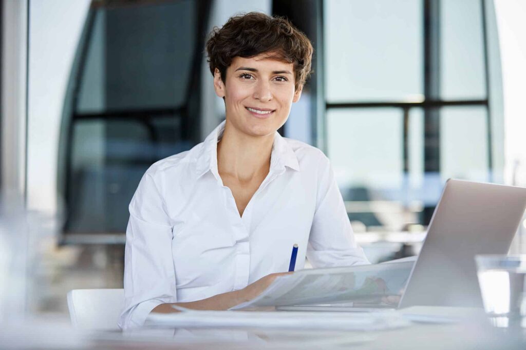 portrait-d’une-femme-d’affaires-confiante-assise-à-son-bureau-2023-11-27-05-27-56-utc.jpg