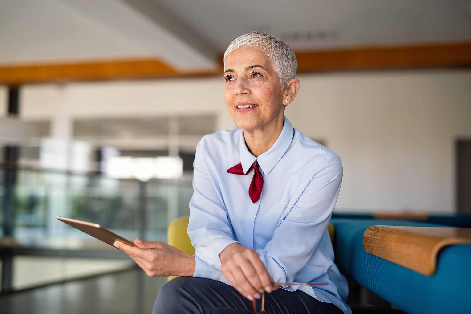 successful-business-woman-looking-confident-and-sm-2023-11-27-05-27-03-utc-1.jpg